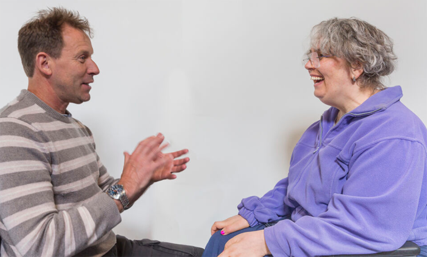 Man en vrouw in gesprek