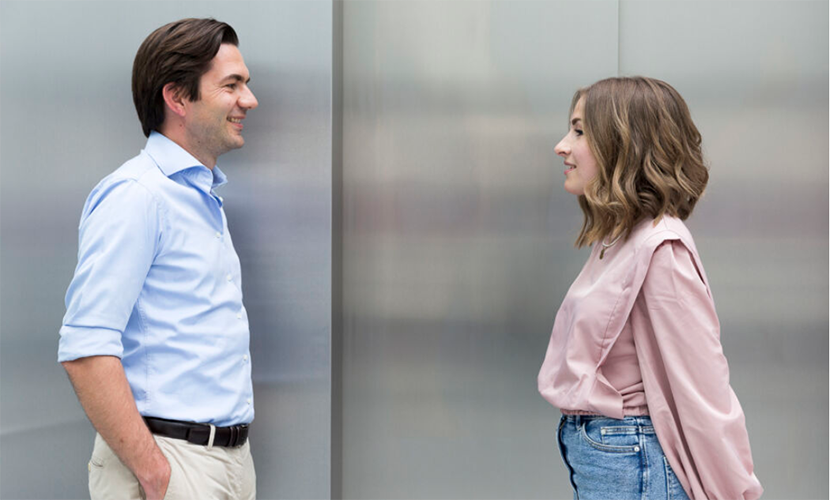 Een man en een vrouw staan tegenover elkaar