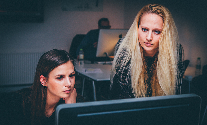 Twee vrouwen op kantoor in gesprek