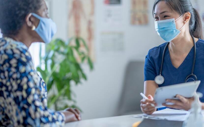 Zorgprofessional in gesprek met patient