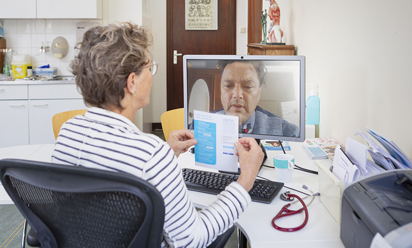 Zorgprofessional praat online met patiënt