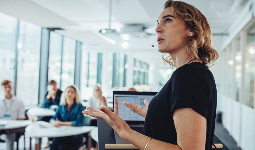 Vrouw geeft onderwijs