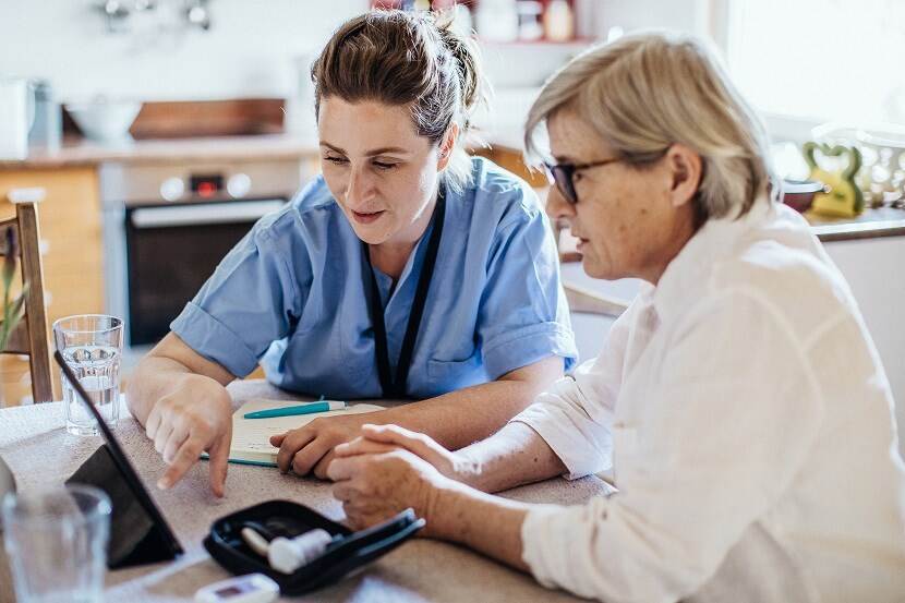 Zorgprofessional en patient samen in overleg